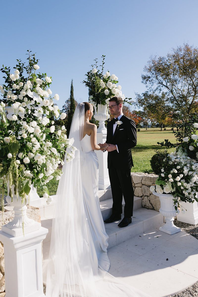 A first kiss at the flower-dressed rotunda